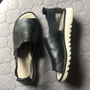 The FLEXX Womens Shore Line Black Saratoga Sandal